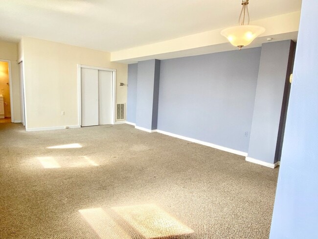 Building Photo - City Living!  Very Spacious 1 Bed 1 Bath W...