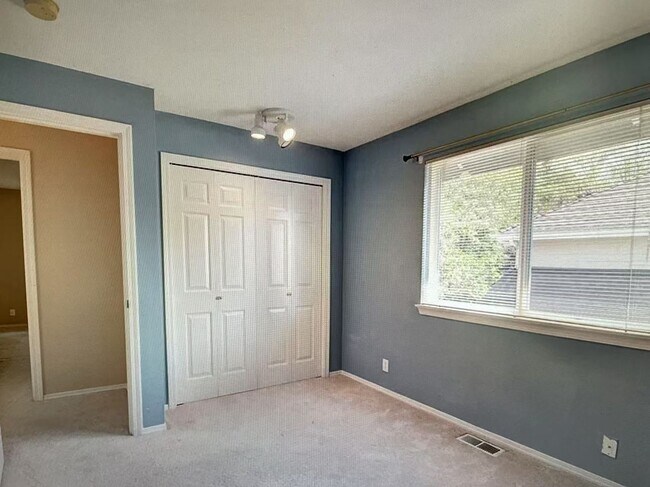 Building Photo - Beautiful 4-bed, 3-bath + 1 office house i...