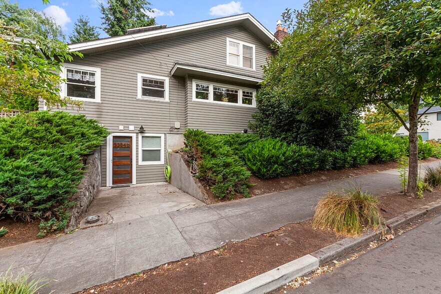 Building Photo - 3384 SE Gladstone St