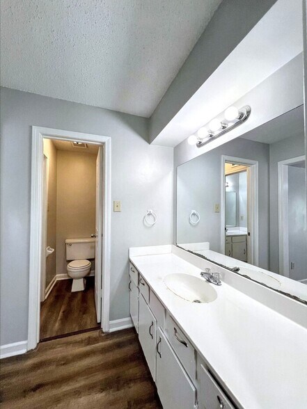 Building Photo - 6630 Hampstead Cove