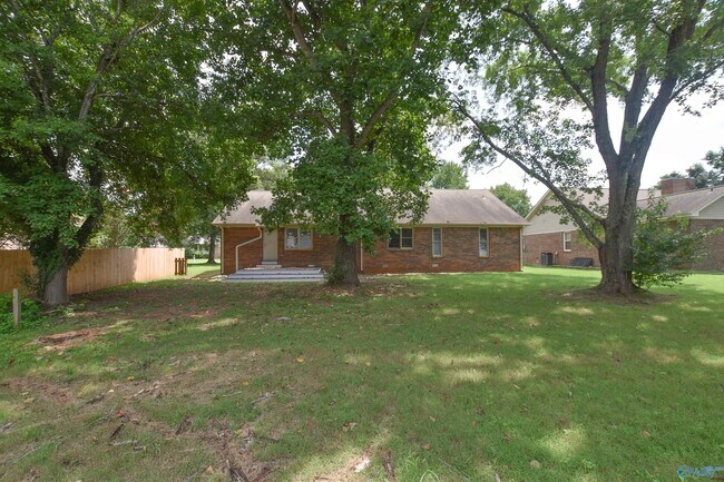 Building Photo - 150 Whisperwood Ln