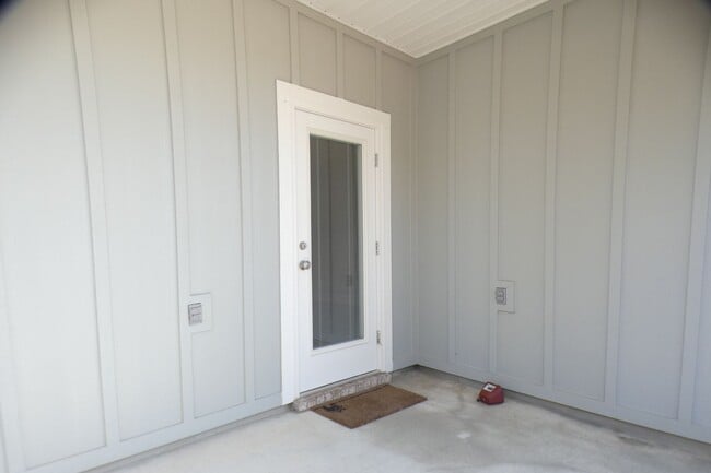 Building Photo - 4-Bedroom Home - Community Pool