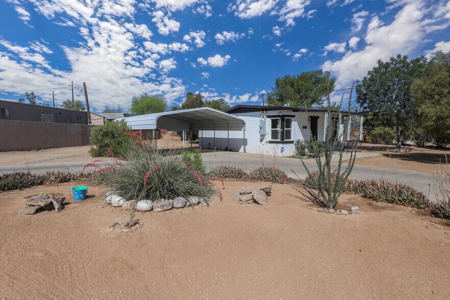Primary Photo - 3431 N Edith Blvd