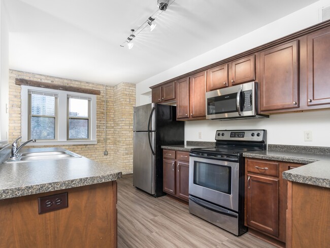 2 Bed + Den / 1 Bath - 1,500 SF - Kitchen - Albion