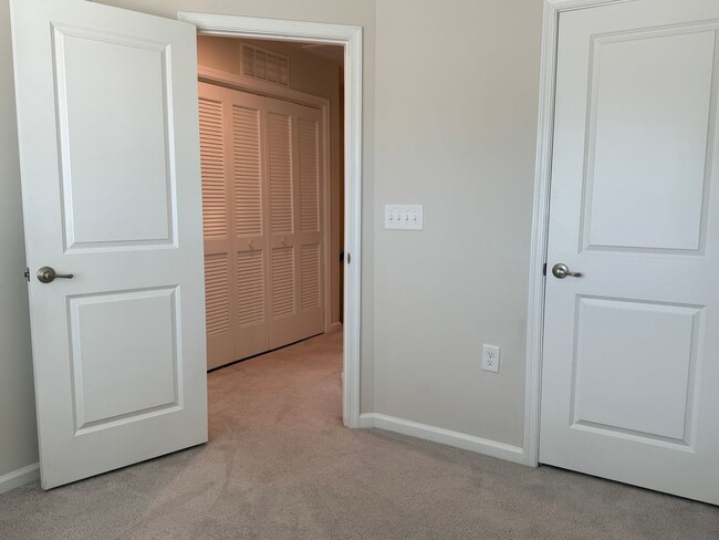 Building Photo - WONDERFUL Townhome in North East Raleigh, Available Now!