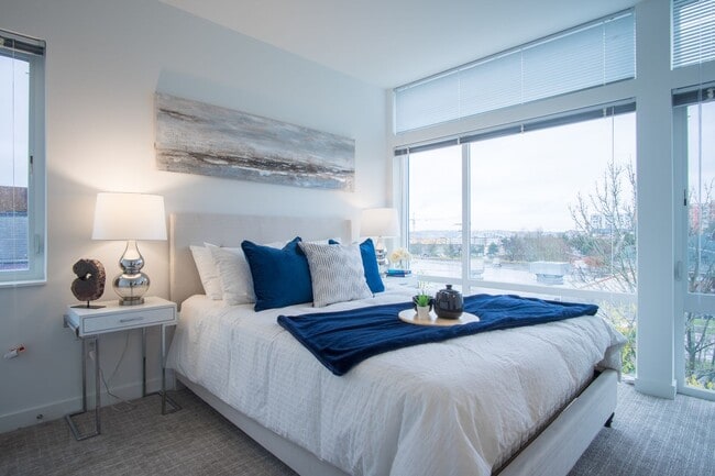 Building Photo - Modern 3BR/3BA Townhouse with Rooftop - Views of Downtown!