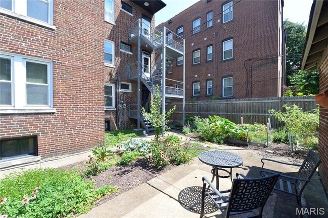 Building Photo - 6318 S Rosebury Ave