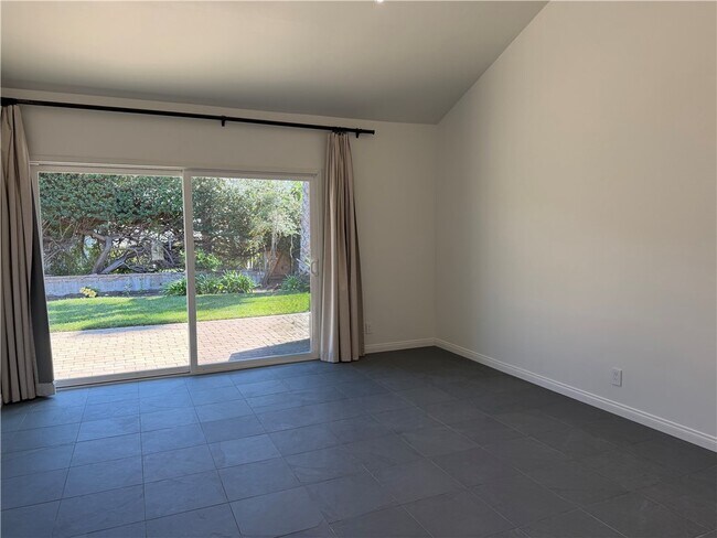 Building Photo - 15999 Via De Las Palmas