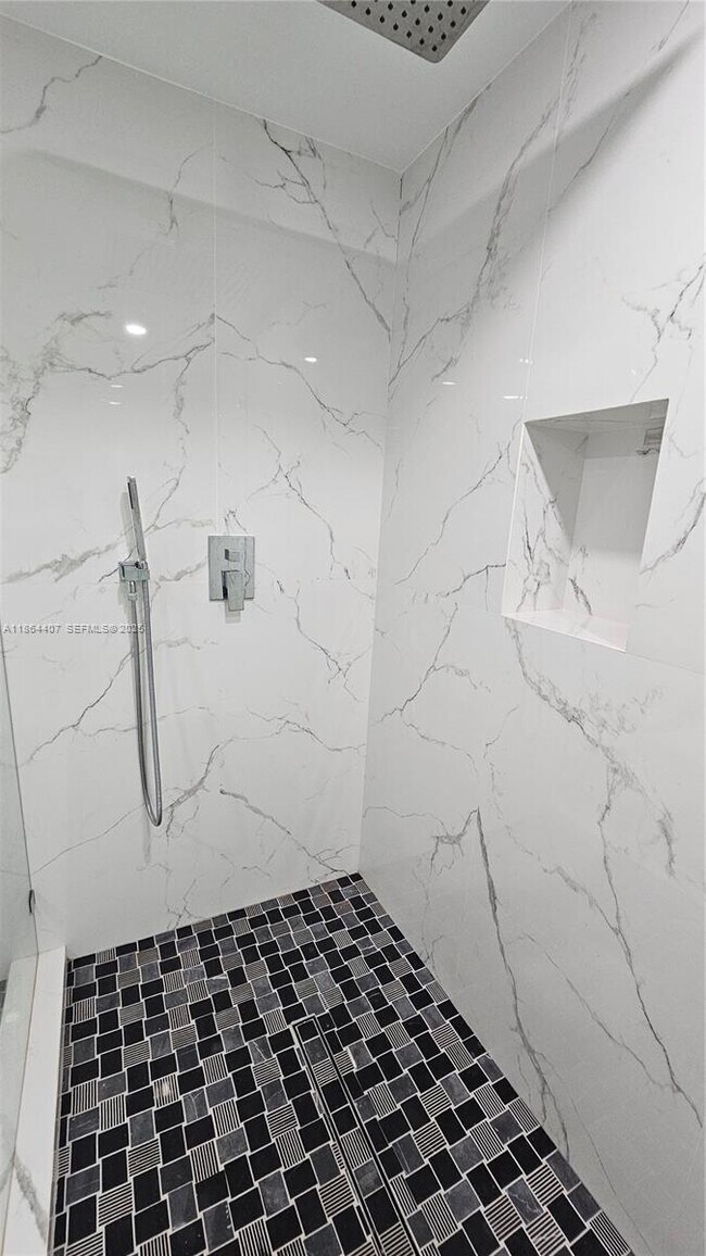 Building Photo - 1861 NW N River Dr