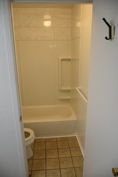 Building Photo - 806 Bloomfield Village Blvd