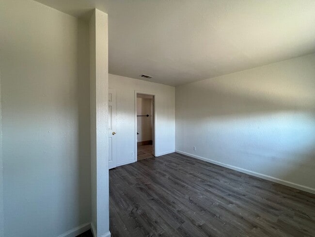 Building Photo - Beautiful 4 Bedroom 2 Bathroom Home