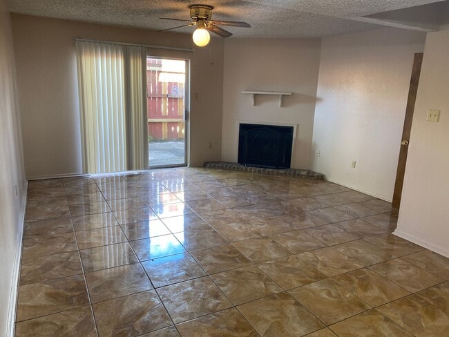 Building Photo - 2 bedroom 2 bath town home in a gated community