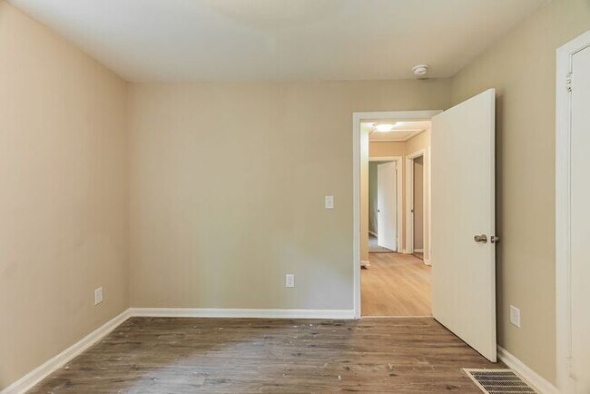 Building Photo - $1300! 3Bed/1Bath in Center Point! Available Soon! Cheers to 250 years—celebrate with limited-tim...