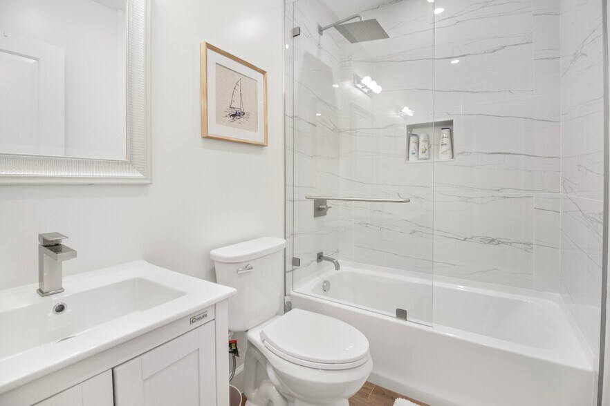 Building Photo - 898 SE 2nd Pl