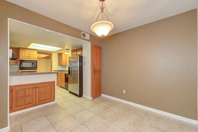 Building Photo - Charming Home with Vaulted Ceilings & Loft Near 281 & Bitters