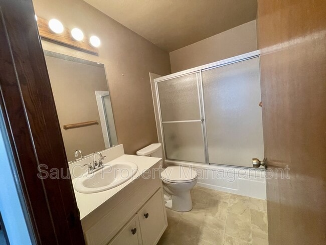 Building Photo - 324 SE 30th Ave