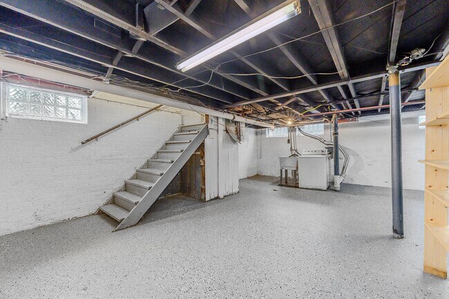 Building Photo - 14559 Rosemont Ave