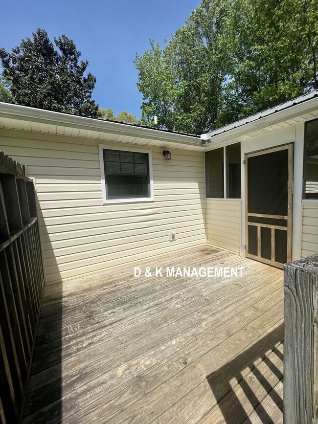 Building Photo - 3 Bedroom 2 Bath in Lenoir City