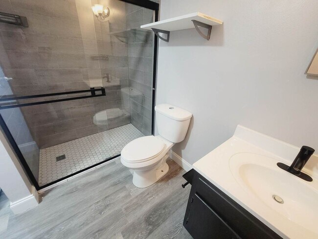 Building Photo - UPDATED 1/1 in Walkable Location w/ Solid Floors, Community Pool, & Washer/Dryer! Avail NOW for $...