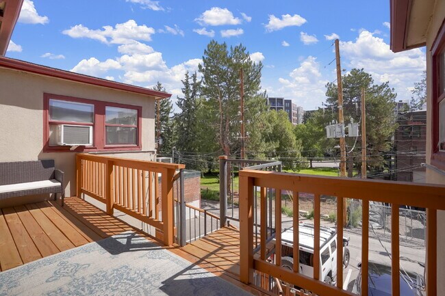 Building Photo - Two-Story Apartment with Parking in Uptown