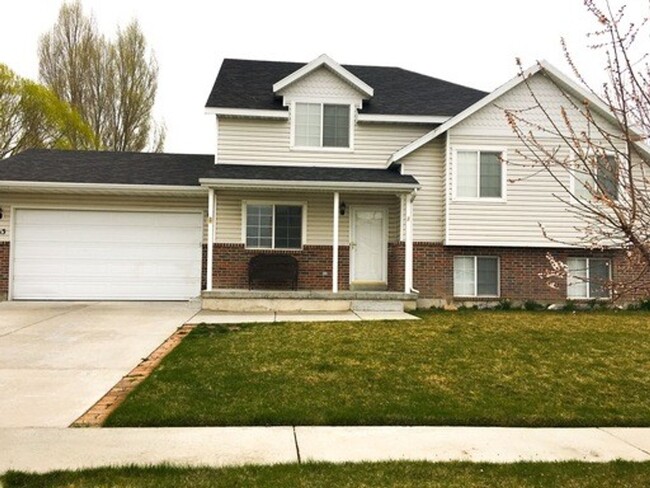 Primary Photo - 5 Bedroom 3 Bathroom in Lehi!