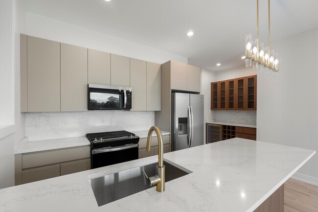Building Photo - 428 E 50th Pl