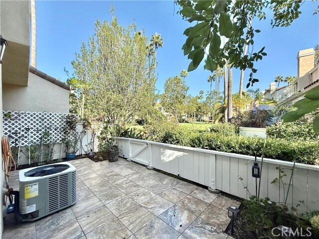 Building Photo - 196 Chandon