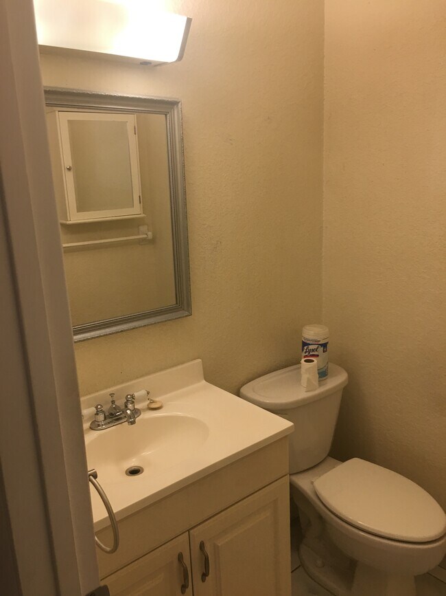 Building Photo - 605 High Point Blvd N