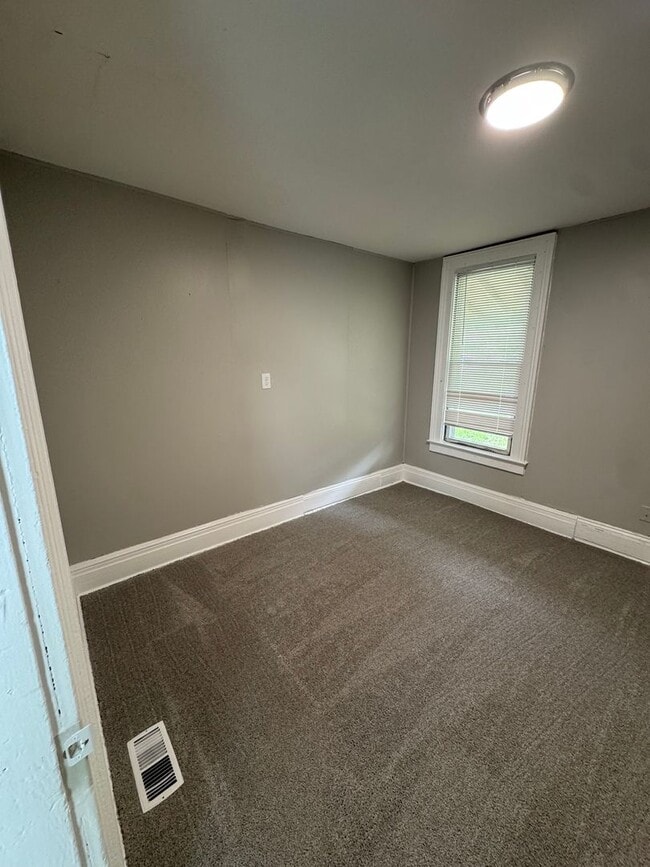 Building Photo - Spacious Four Bedroom House Close to Downt...
