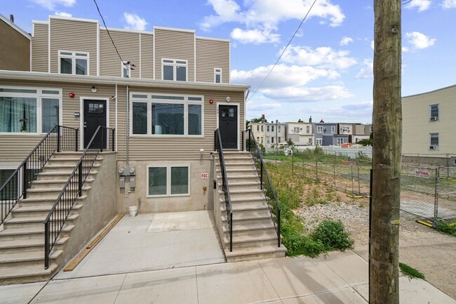Building Photo - 1400 9th St