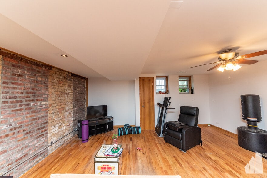 Building Photo - 1533 W Leland Ave