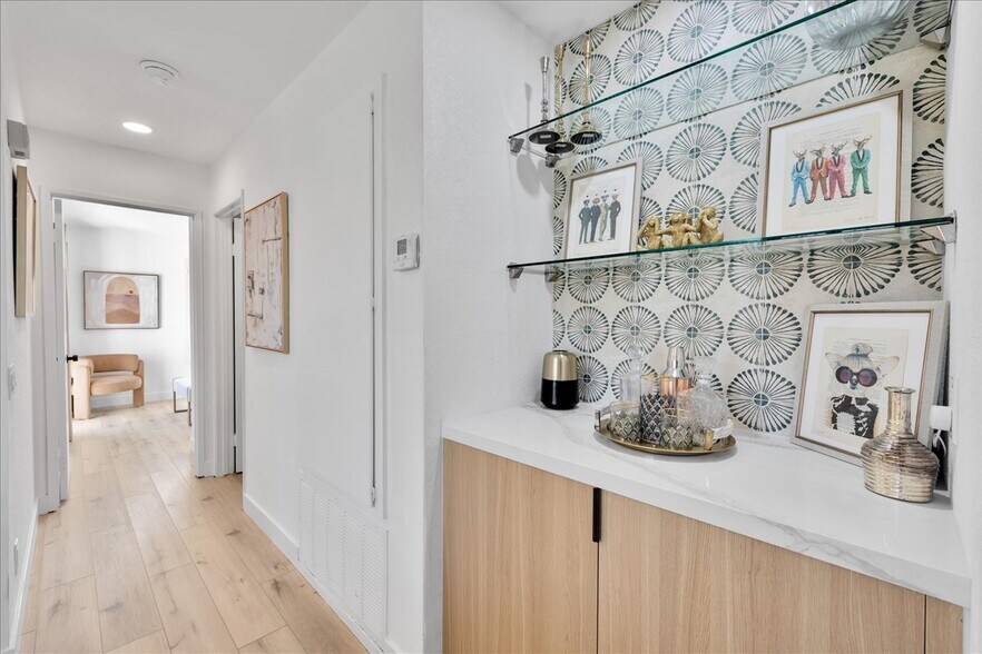 Building Photo - 2701 E Mesquite Ave