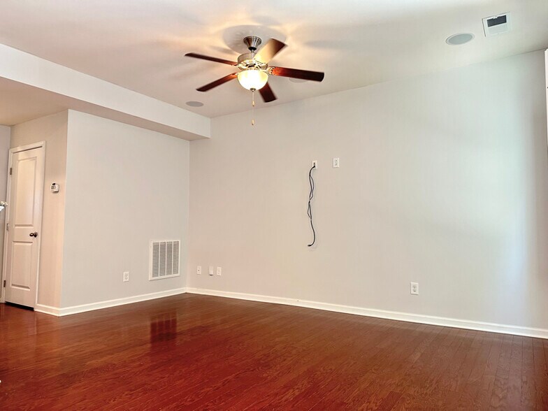 Building Photo - 2501 Silverthorn Dr