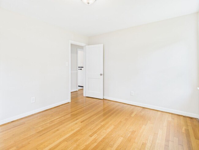 Building Photo - 1709 Glenview Rd