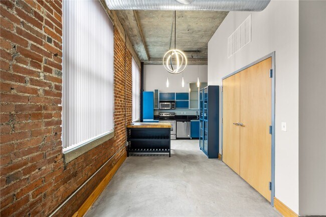 Building Photo - 2201 Locust St