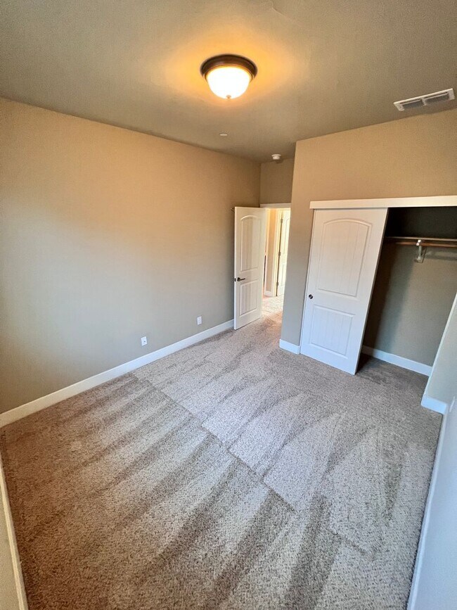 Building Photo - Stunning 3 Bedroom, 2.5 Bath Single Family Home, Gated Community, Beautiful Inside & Out!