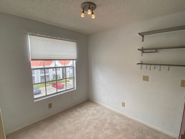 Building Photo - Top Floor 1 Bedroom condo in the gated com...