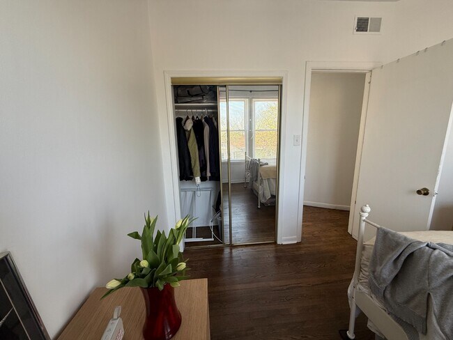Building Photo - Rogers Park 1 Bed 1 Bath/ Dog Friendly / Top Floor Unit