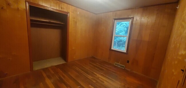 Building Photo - Large 4 Bedroom House On Hwy 105