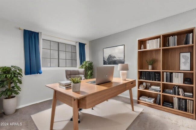 Building Photo - 921 W University Dr