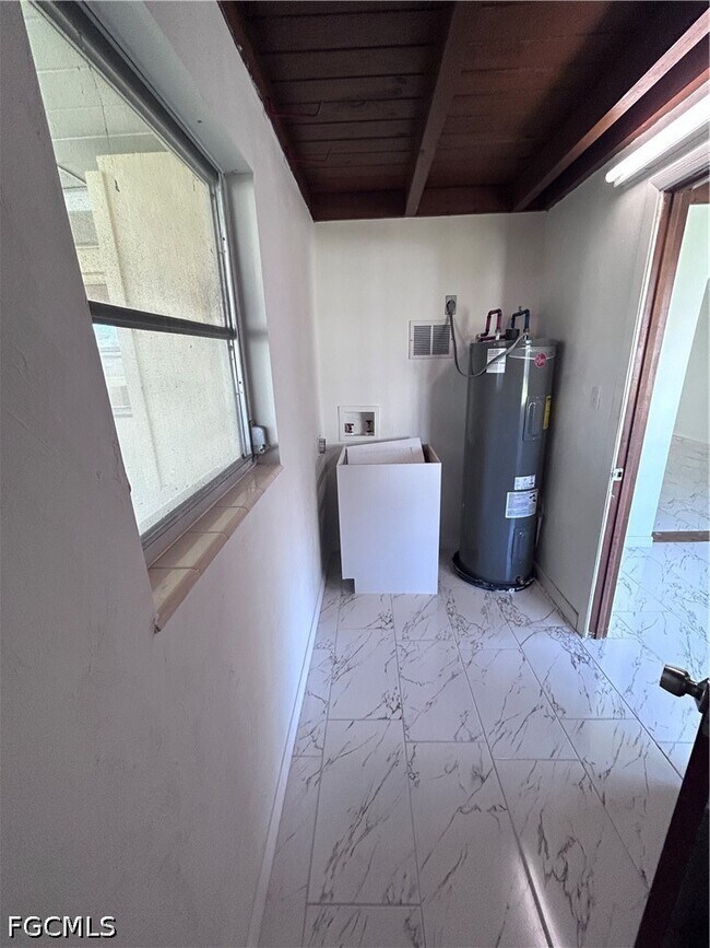 Building Photo - 2213 Gardenia Way