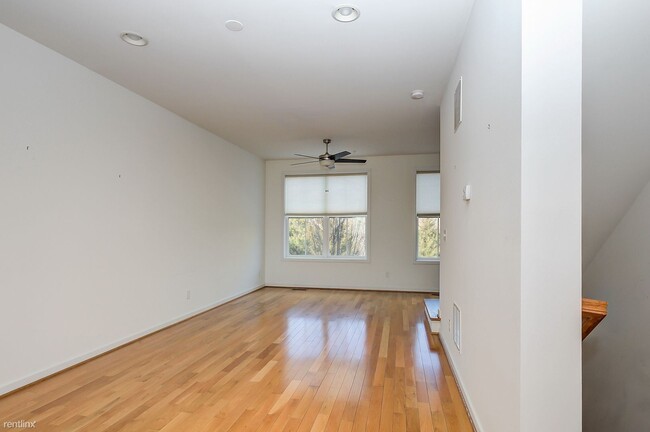 Building Photo - 4 br, 3.5 bath House - 866 Estes St