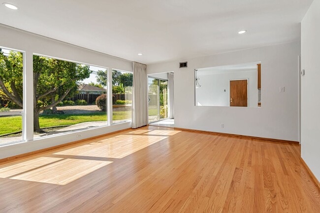 Building Photo - Charming 4-Bedroom 2-Bathroom Home in Sant...