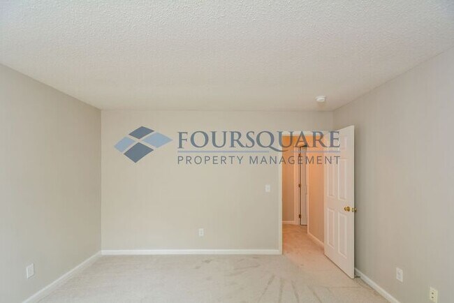 Building Photo - Townhome | 1st Floor Master Bedroom/ Full ...