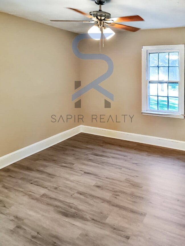 Building Photo - Move in before November 30th and choose yo...