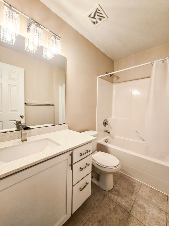 Building Photo - Broadway Area 3Bd/3.5Ba Townhouse!