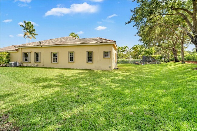 Building Photo - 885 Tanglewood Cir