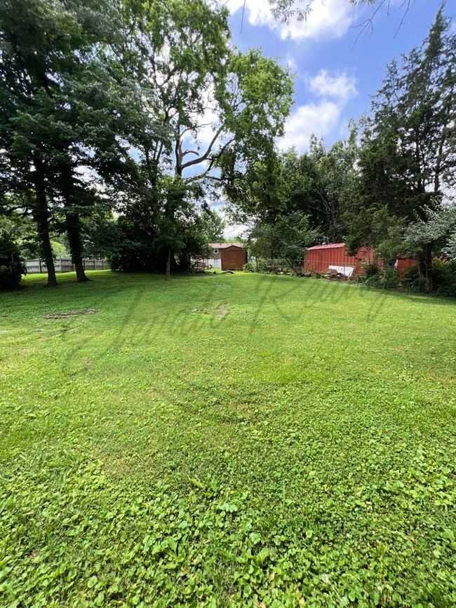 Building Photo - All Brick, 3 Bedroom Ranch in Hendersonvil...
