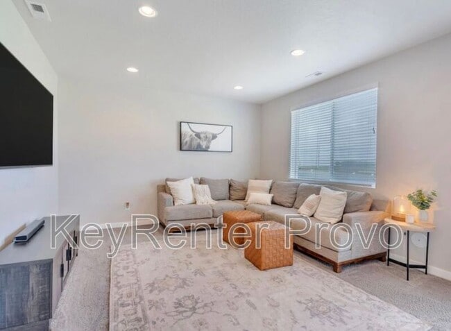 Building Photo - 934 240 W