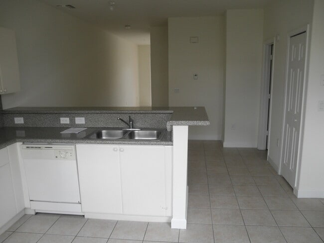 Building Photo - SHOMA TOWNHOUSES AT ROYAL PALM